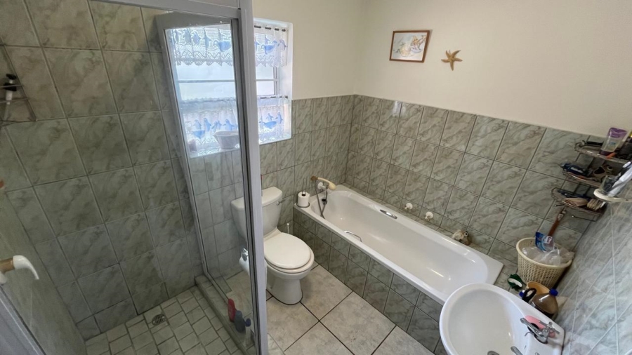 5 Bedroom Property for Sale in Wavecrest Eastern Cape